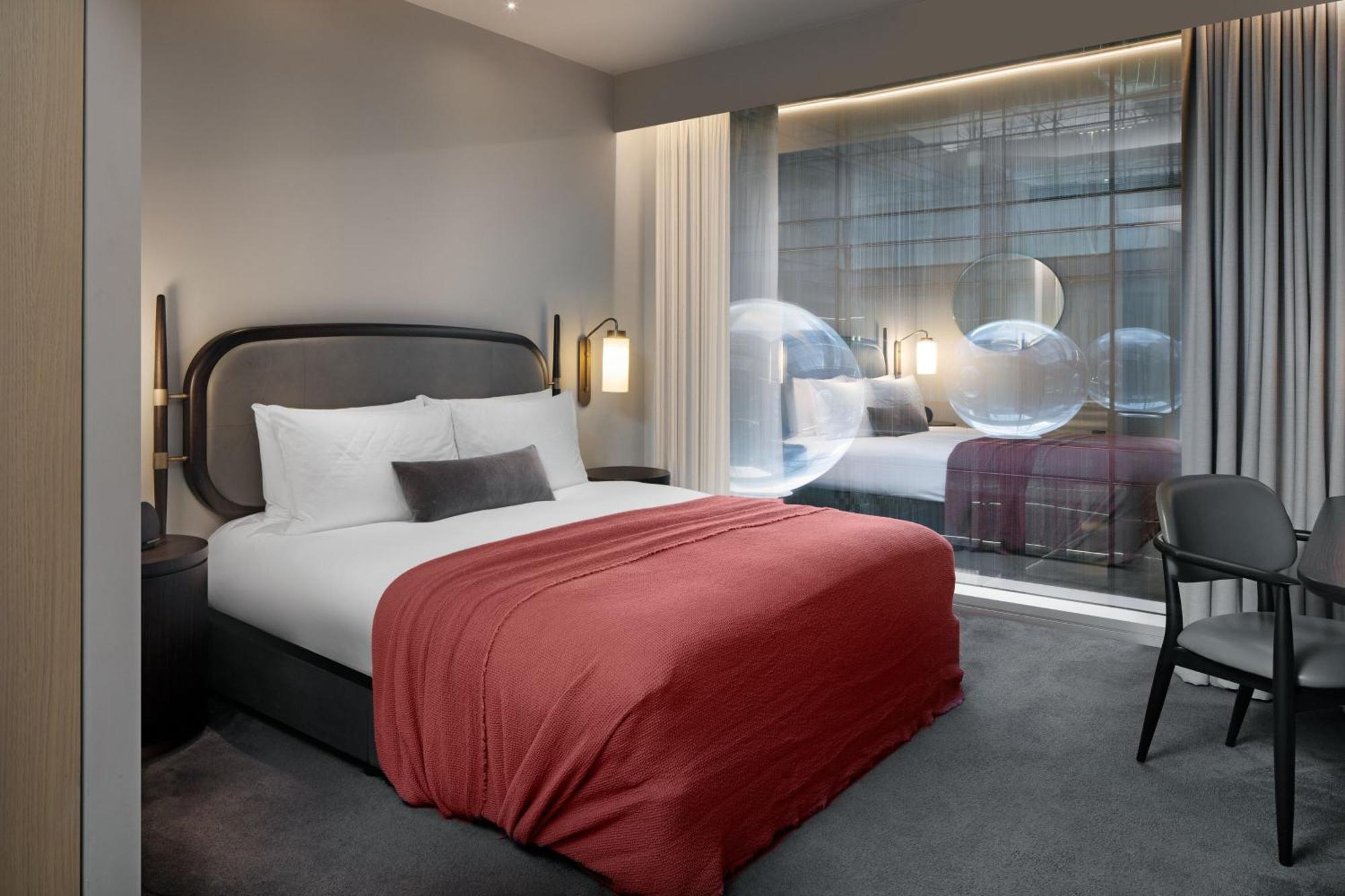 伦敦 The Stratford, Autograph Collection酒店 外观 照片 A bedroom at the hotel